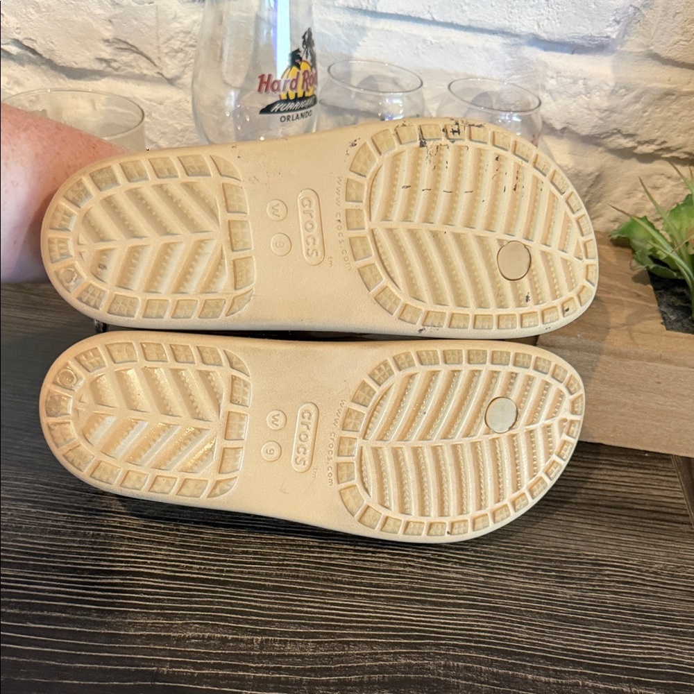 CROCS Women's Beige Glitter V-strap Sandals - Picture 6 of 7